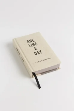 Canvas One Line A Day: A Five-Year Memory Book